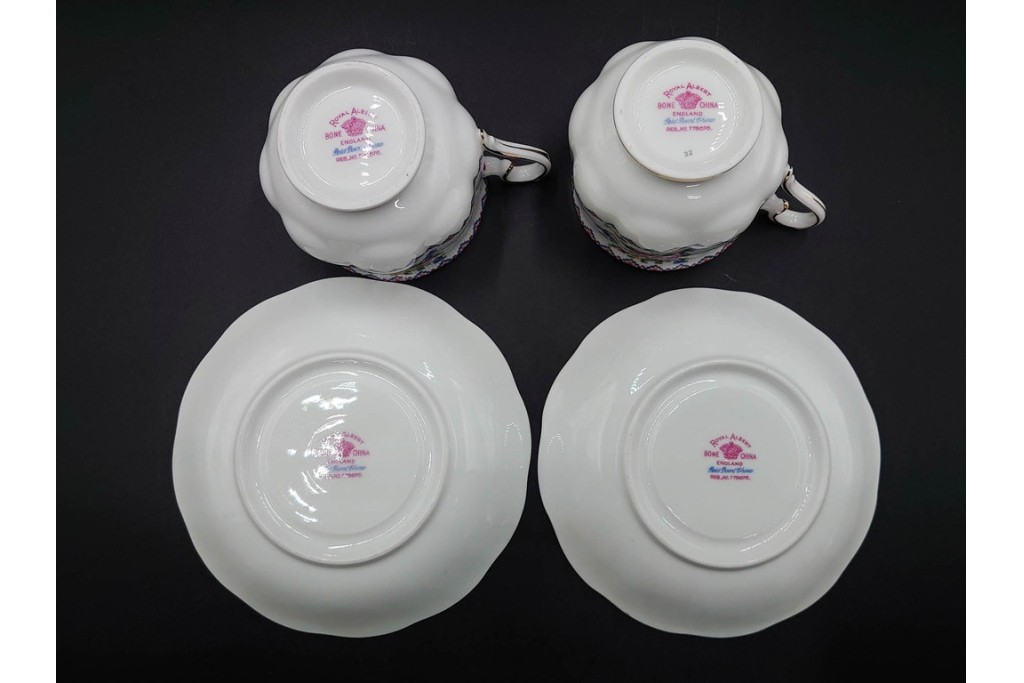 イギリス　ROYAL ALBERT(ロイヤルアルバート)　プチポワン　刺繍図案のような小花模様が可愛らしいカップ&ソーサー6客セット　(R-085310)