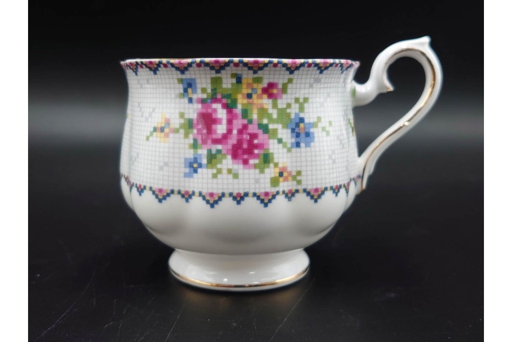 イギリス　ROYAL ALBERT(ロイヤルアルバート)　プチポワン　刺繍図案のような小花模様が可愛らしいカップ&ソーサー6客セット　(R-085310)