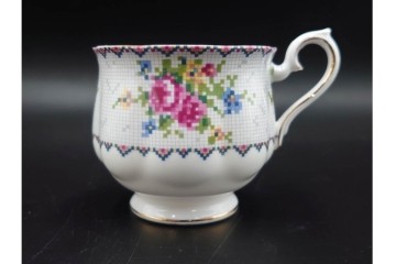 イギリス　ROYAL ALBERT(ロイヤルアルバート)　プチポワン　刺繍図案のような小花模様が可愛らしいカップ&ソーサー6客セット　(R-085310)