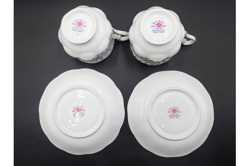 イギリス　ROYAL ALBERT(ロイヤルアルバート)　プチポワン　刺繍図案のような小花模様が可愛らしいカップ&ソーサー6客セット　(R-085310)