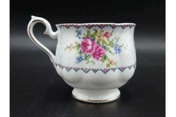 イギリス　ROYAL ALBERT(ロイヤルアルバート)　プチポワン　刺繍図案のような小花模様が可愛らしいカップ&ソーサー6客セット　(R-085310)