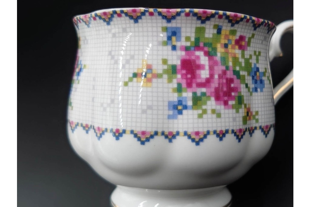イギリス　ROYAL ALBERT(ロイヤルアルバート)　プチポワン　刺繍図案のような小花模様が可愛らしいカップ&ソーサー6客セット　(R-085310)