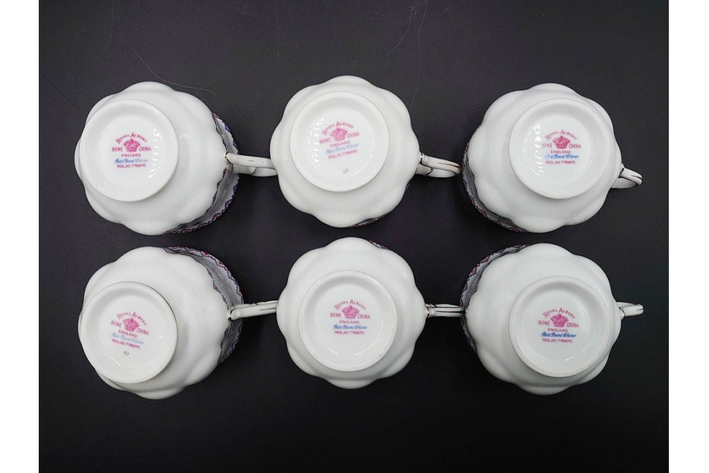 イギリス　ROYAL ALBERT(ロイヤルアルバート)　プチポワン　刺繍図案のような小花模様が可愛らしいカップ&ソーサー6客セット　(R-085310)