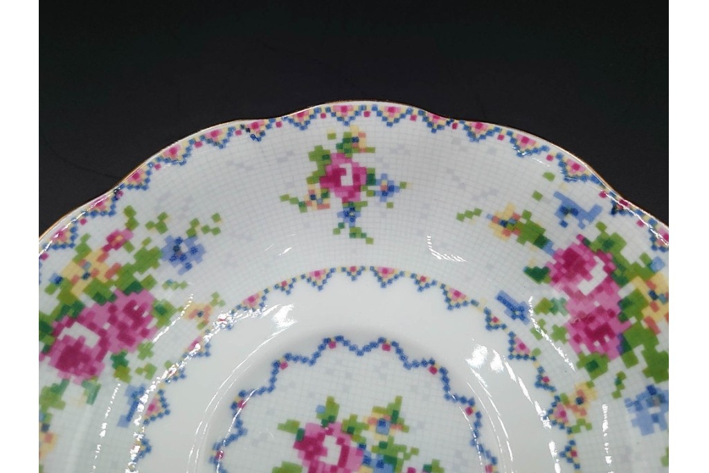 イギリス　ROYAL ALBERT(ロイヤルアルバート)　プチポワン　刺繍図案のような小花模様が可愛らしいカップ&ソーサー6客セット　(R-085310)