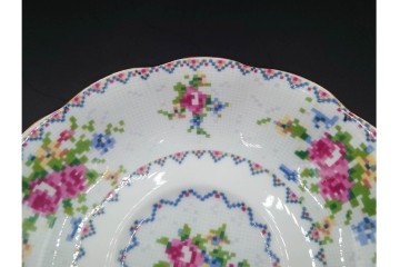 イギリス　ROYAL ALBERT(ロイヤルアルバート)　プチポワン　刺繍図案のような小花模様が可愛らしいカップ&ソーサー6客セット　(R-085310)