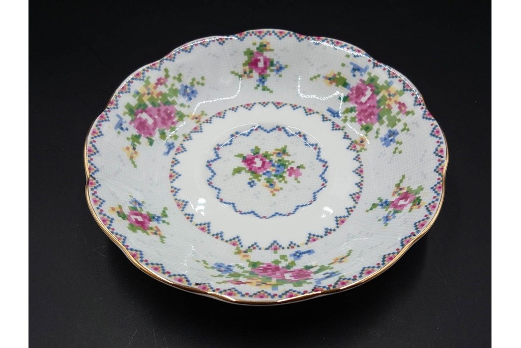 イギリス　ROYAL ALBERT(ロイヤルアルバート)　プチポワン　刺繍図案のような小花模様が可愛らしいカップ&ソーサー6客セット　(R-085310)