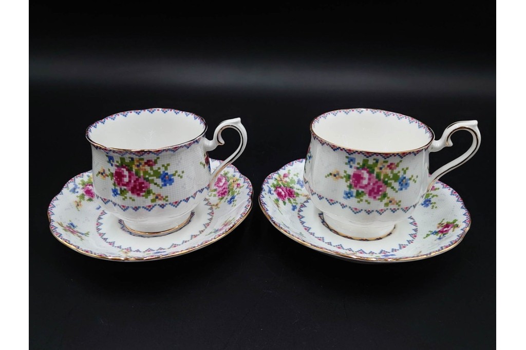 イギリス　ROYAL ALBERT(ロイヤルアルバート)　プチポワン　刺繍図案のような小花模様が可愛らしいカップ&ソーサー6客セット　(R-085310)