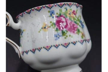 イギリス　ROYAL ALBERT(ロイヤルアルバート)　プチポワン　刺繍図案のような小花模様が可愛らしいカップ&ソーサー6客セット　(R-085310)