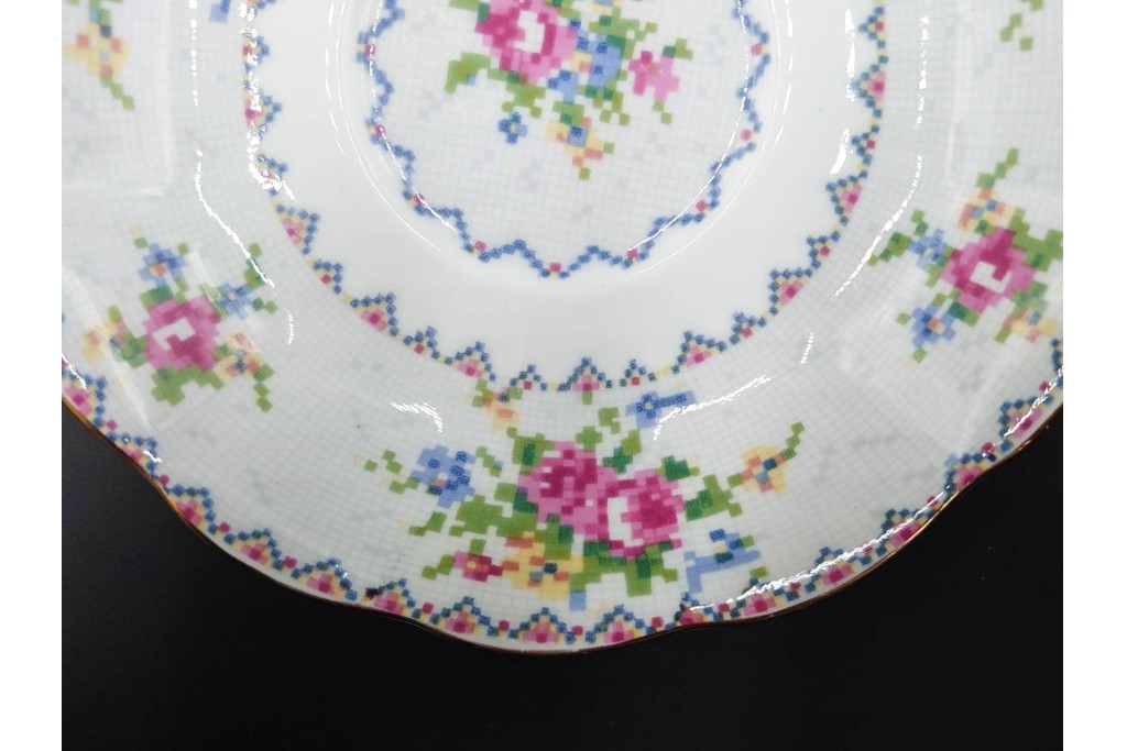 イギリス　ROYAL ALBERT(ロイヤルアルバート)　プチポワン　刺繍図案のような小花模様が可愛らしいカップ&ソーサー6客セット　(R-085310)