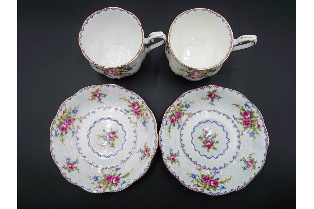 イギリス　ROYAL ALBERT(ロイヤルアルバート)　プチポワン　刺繍図案のような小花模様が可愛らしいカップ&ソーサー6客セット　(R-085310)