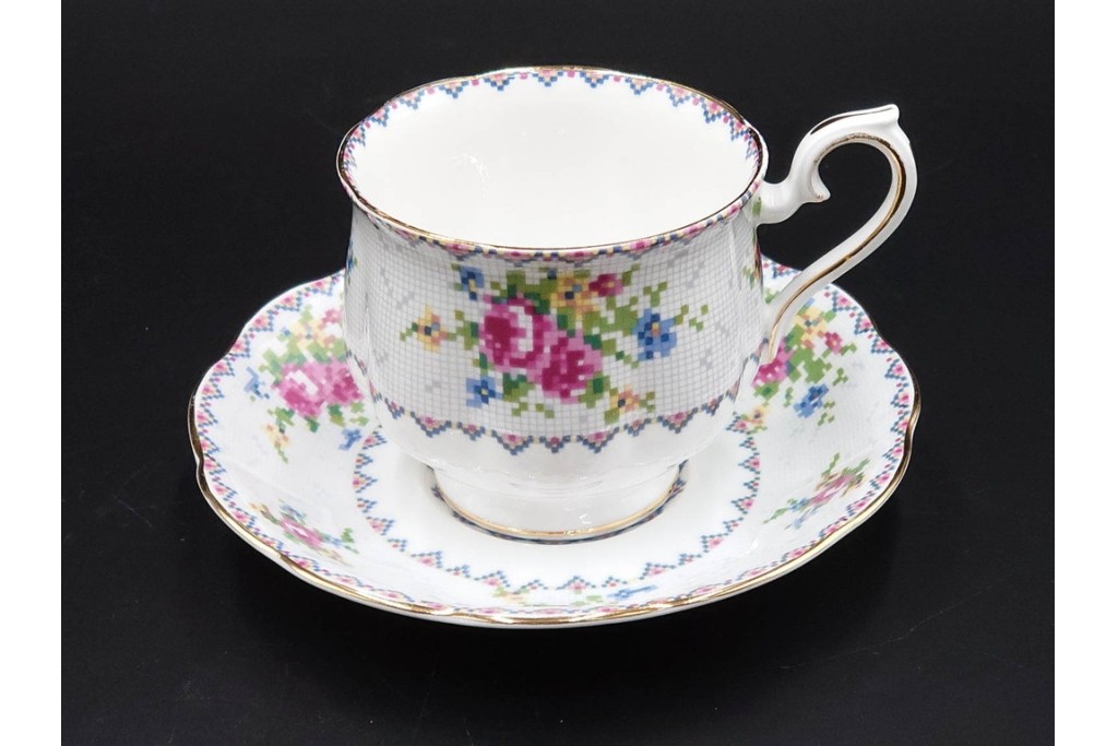 イギリス　ROYAL ALBERT(ロイヤルアルバート)　プチポワン　刺繍図案のような小花模様が可愛らしいカップ&ソーサー6客セット　(R-085310)