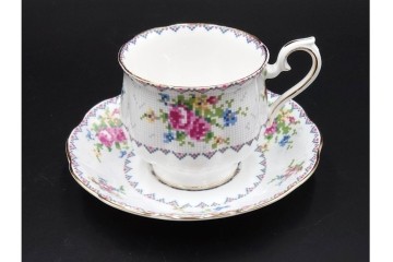 イギリス　ROYAL ALBERT(ロイヤルアルバート)　プチポワン　刺繍図案のような小花模様が可愛らしいカップ&ソーサー6客セット　(R-085310)