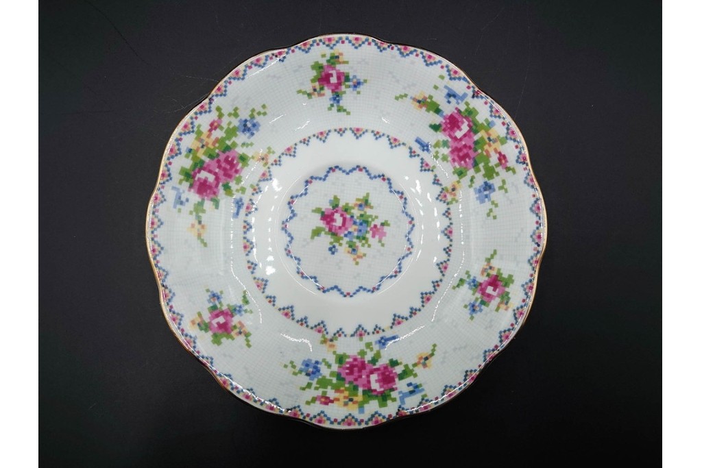イギリス　ROYAL ALBERT(ロイヤルアルバート)　プチポワン　刺繍図案のような小花模様が可愛らしいカップ&ソーサー6客セット　(R-085310)