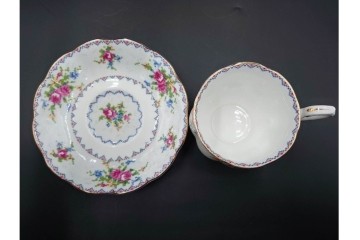 イギリス　ROYAL ALBERT(ロイヤルアルバート)　プチポワン　刺繍図案のような小花模様が可愛らしいカップ&ソーサー6客セット　(R-085310)