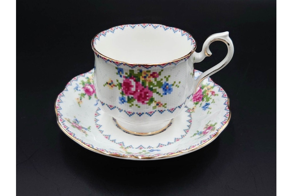 イギリス　ROYAL ALBERT(ロイヤルアルバート)　プチポワン　刺繍図案のような小花模様が可愛らしいカップ&ソーサー6客セット　(R-085310)