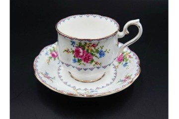 イギリス　ROYAL ALBERT(ロイヤルアルバート)　プチポワン　刺繍図案のような小花模様が可愛らしいカップ&ソーサー6客セット　(R-085310)