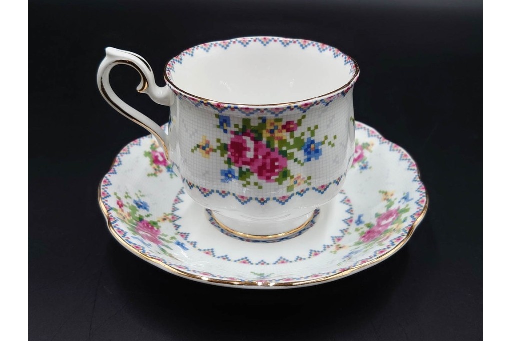 イギリス　ROYAL ALBERT(ロイヤルアルバート)　プチポワン　刺繍図案のような小花模様が可愛らしいカップ&ソーサー6客セット　(R-085310)
