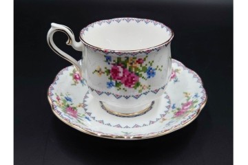 イギリス　ROYAL ALBERT(ロイヤルアルバート)　プチポワン　刺繍図案のような小花模様が可愛らしいカップ&ソーサー6客セット　(R-085310)