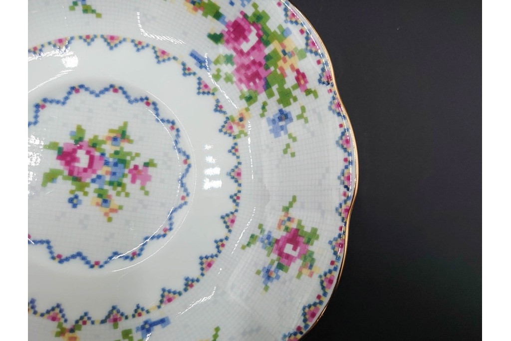 イギリス　ROYAL ALBERT(ロイヤルアルバート)　プチポワン　刺繍図案のような小花模様が可愛らしいカップ&ソーサー6客セット　(R-085310)