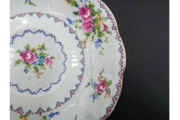 イギリス　ROYAL ALBERT(ロイヤルアルバート)　プチポワン　刺繍図案のような小花模様が可愛らしいカップ&ソーサー6客セット　(R-085310)