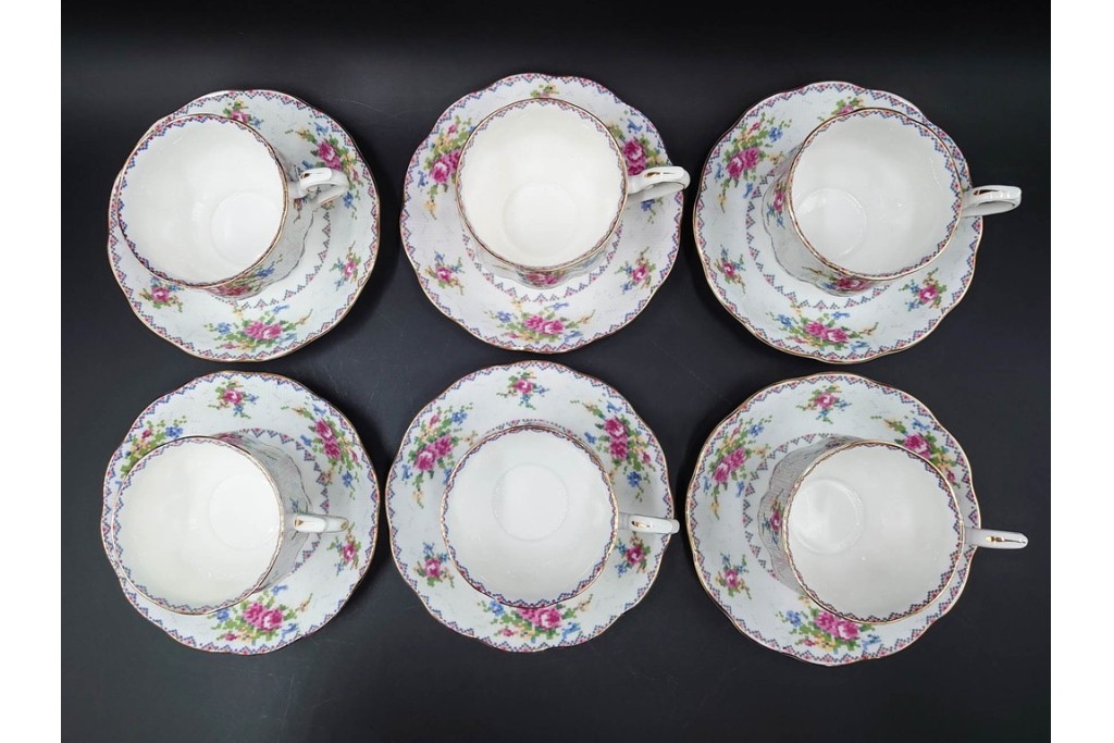 イギリス　ROYAL ALBERT(ロイヤルアルバート)　プチポワン　刺繍図案のような小花模様が可愛らしいカップ&ソーサー6客セット　(R-085310)