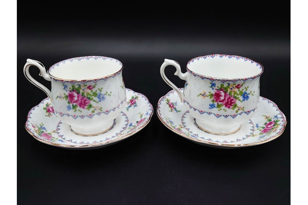 イギリス　ROYAL ALBERT(ロイヤルアルバート)　プチポワン　刺繍図案のような小花模様が可愛らしいカップ&ソーサー6客セット　(R-085310)
