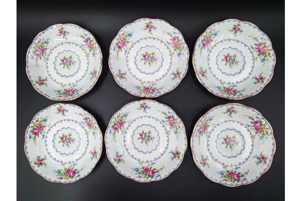 イギリス　ROYAL ALBERT(ロイヤルアルバート)　プチポワン　刺繍図案のような小花模様が可愛らしいカップ&ソーサー6客セット　(R-085310)