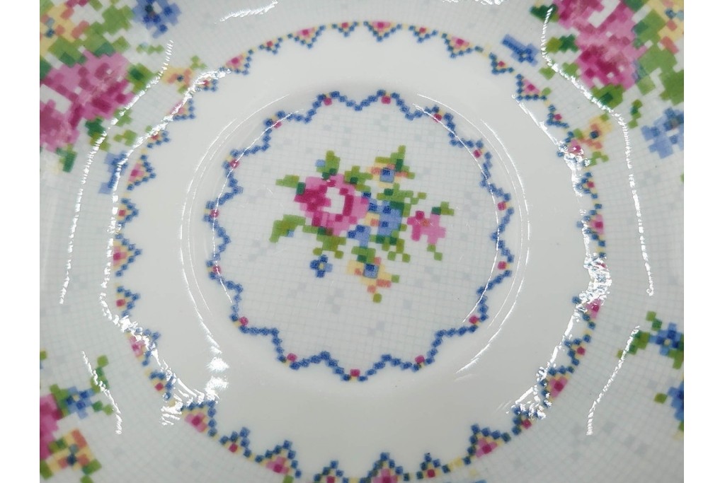 イギリス　ROYAL ALBERT(ロイヤルアルバート)　プチポワン　刺繍図案のような小花模様が可愛らしいカップ&ソーサー6客セット　(R-085310)