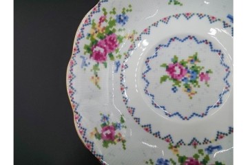 イギリス　ROYAL ALBERT(ロイヤルアルバート)　プチポワン　刺繍図案のような小花模様が可愛らしいカップ&ソーサー6客セット　(R-085310)