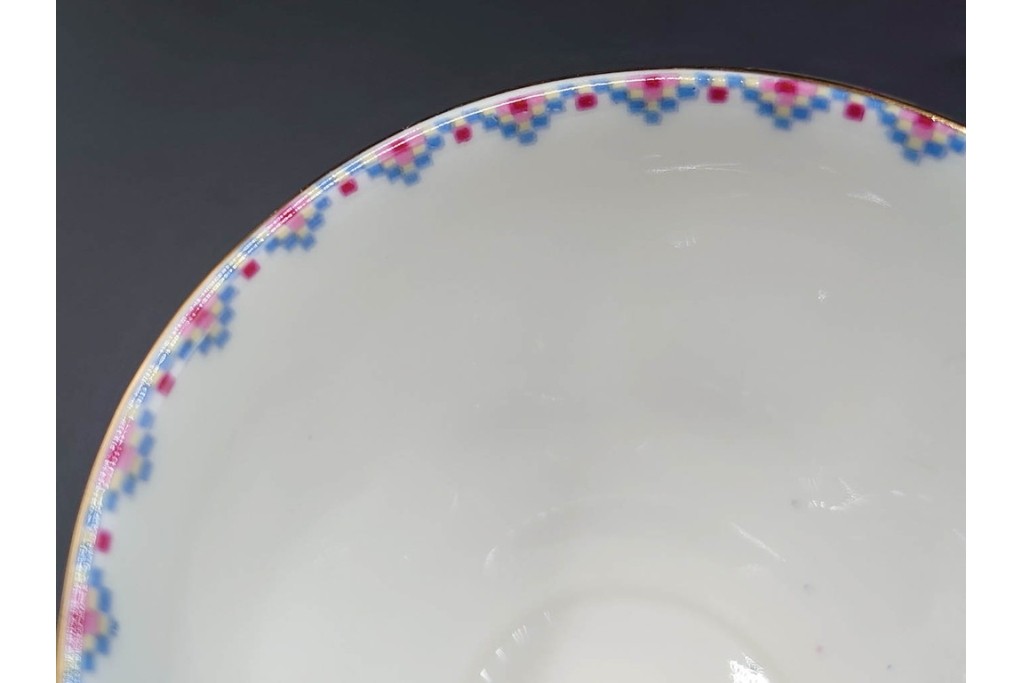 イギリス　ROYAL ALBERT(ロイヤルアルバート)　プチポワン　刺繍図案のような小花模様が可愛らしいカップ&ソーサー6客セット　(R-085311)