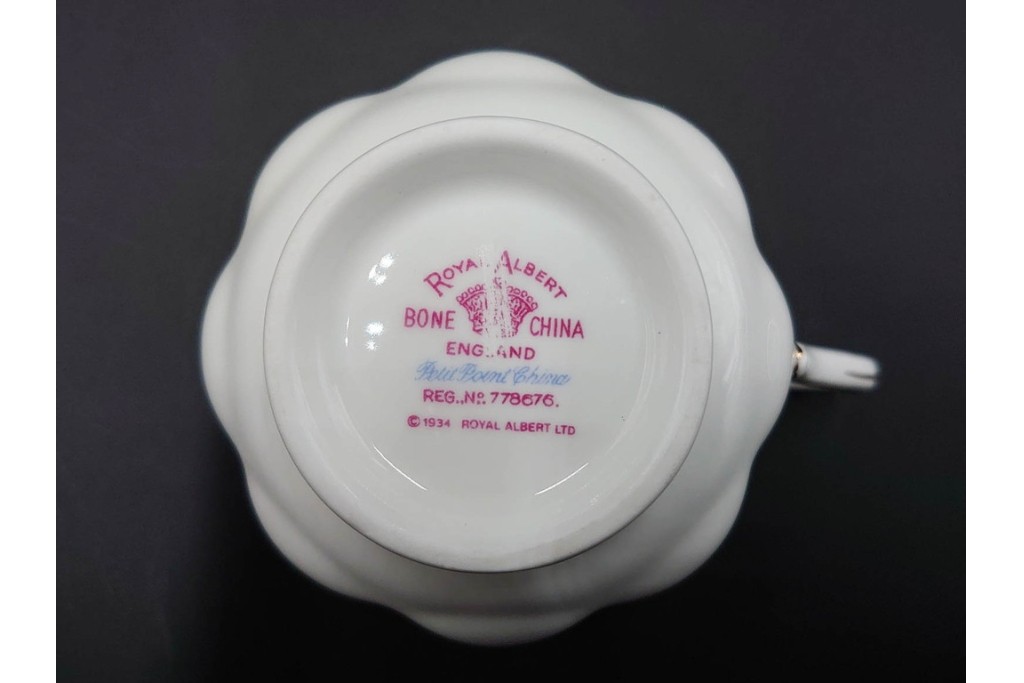 イギリス　ROYAL ALBERT(ロイヤルアルバート)　プチポワン　刺繍図案のような小花模様が可愛らしいカップ&ソーサー6客セット　(R-085311)