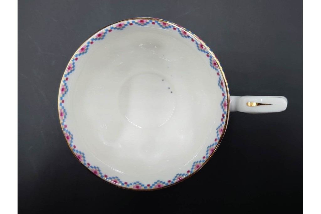 イギリス　ROYAL ALBERT(ロイヤルアルバート)　プチポワン　刺繍図案のような小花模様が可愛らしいカップ&ソーサー6客セット　(R-085311)