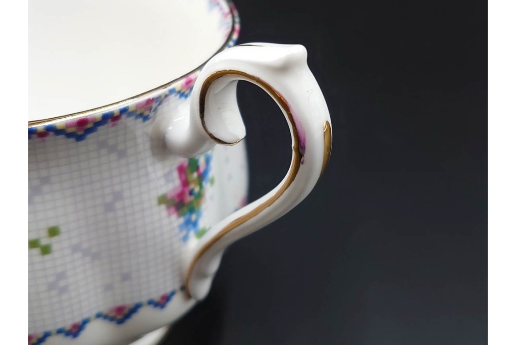 イギリス　ROYAL ALBERT(ロイヤルアルバート)　プチポワン　刺繍図案のような小花模様が可愛らしいカップ&ソーサー6客セット　(R-085311)
