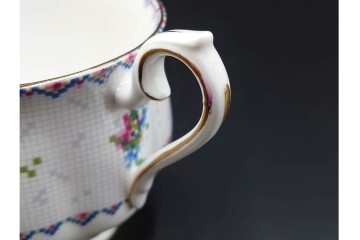 イギリス　ROYAL ALBERT(ロイヤルアルバート)　プチポワン　刺繍図案のような小花模様が可愛らしいカップ&ソーサー6客セット　(R-085311)