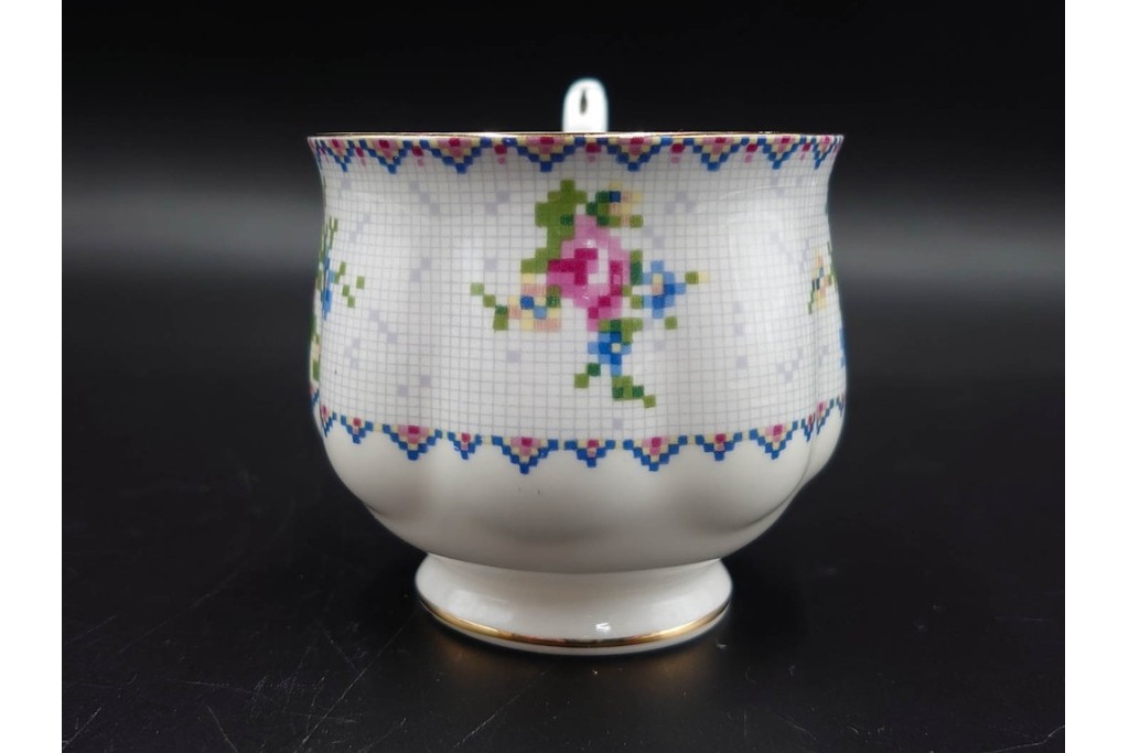 イギリス　ROYAL ALBERT(ロイヤルアルバート)　プチポワン　刺繍図案のような小花模様が可愛らしいカップ&ソーサー6客セット　(R-085311)