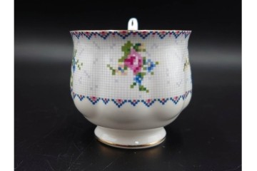 イギリス　ROYAL ALBERT(ロイヤルアルバート)　プチポワン　刺繍図案のような小花模様が可愛らしいカップ&ソーサー6客セット　(R-085311)