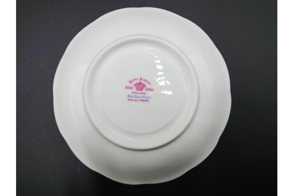 イギリス　ROYAL ALBERT(ロイヤルアルバート)　プチポワン　刺繍図案のような小花模様が可愛らしいカップ&ソーサー6客セット　(R-085311)