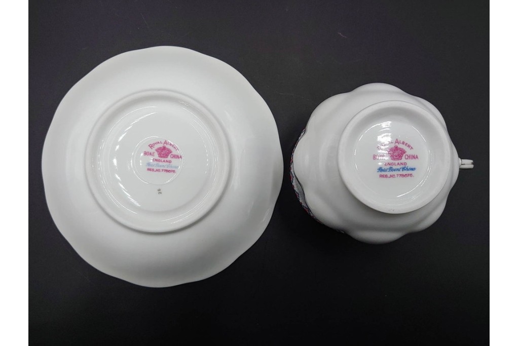 イギリス　ROYAL ALBERT(ロイヤルアルバート)　プチポワン　刺繍図案のような小花模様が可愛らしいカップ&ソーサー6客セット　(R-085311)