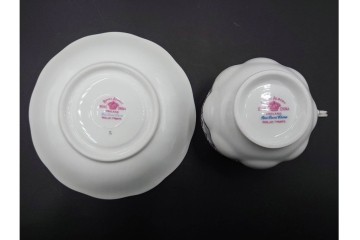 イギリス　ROYAL ALBERT(ロイヤルアルバート)　プチポワン　刺繍図案のような小花模様が可愛らしいカップ&ソーサー6客セット　(R-085311)