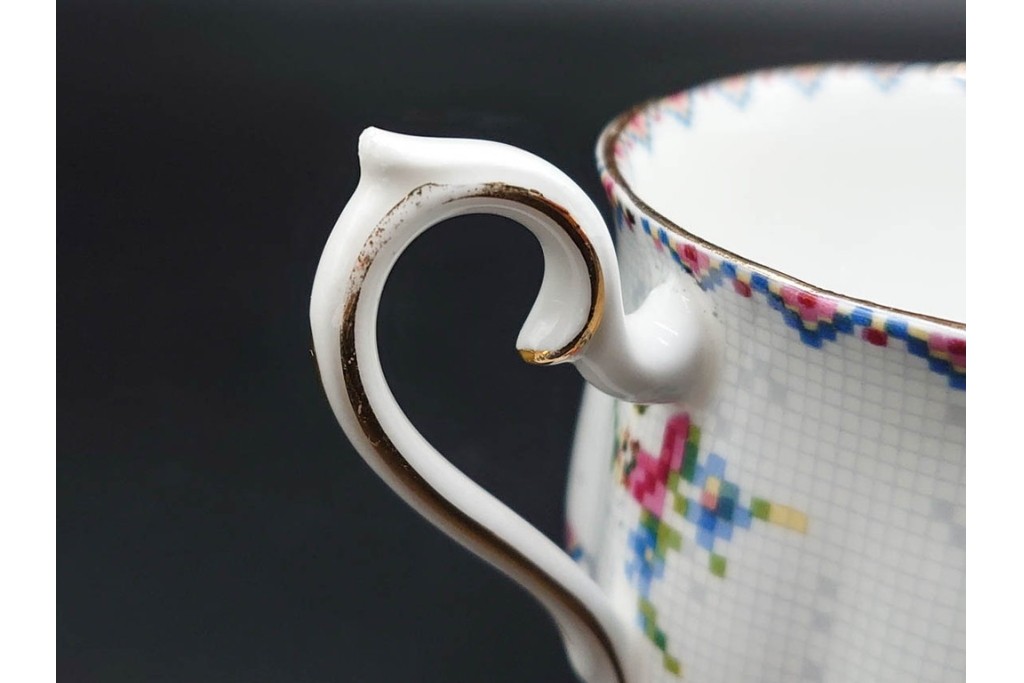 イギリス　ROYAL ALBERT(ロイヤルアルバート)　プチポワン　刺繍図案のような小花模様が可愛らしいカップ&ソーサー6客セット　(R-085311)