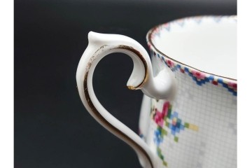 イギリス　ROYAL ALBERT(ロイヤルアルバート)　プチポワン　刺繍図案のような小花模様が可愛らしいカップ&ソーサー6客セット　(R-085311)