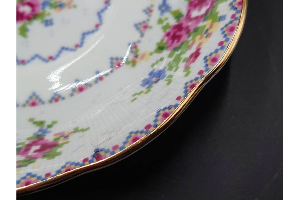イギリス　ROYAL ALBERT(ロイヤルアルバート)　プチポワン　刺繍図案のような小花模様が可愛らしいカップ&ソーサー6客セット　(R-085311)