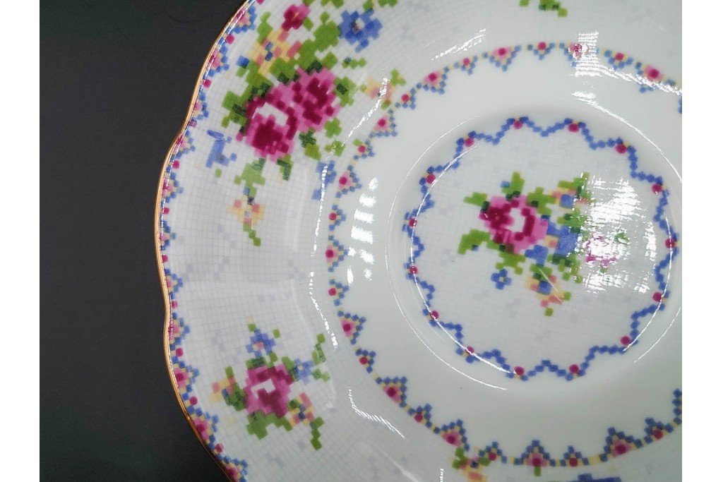 イギリス　ROYAL ALBERT(ロイヤルアルバート)　プチポワン　刺繍図案のような小花模様が可愛らしいカップ&ソーサー6客セット　(R-085311)