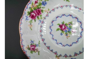 イギリス　ROYAL ALBERT(ロイヤルアルバート)　プチポワン　刺繍図案のような小花模様が可愛らしいカップ&ソーサー6客セット　(R-085311)