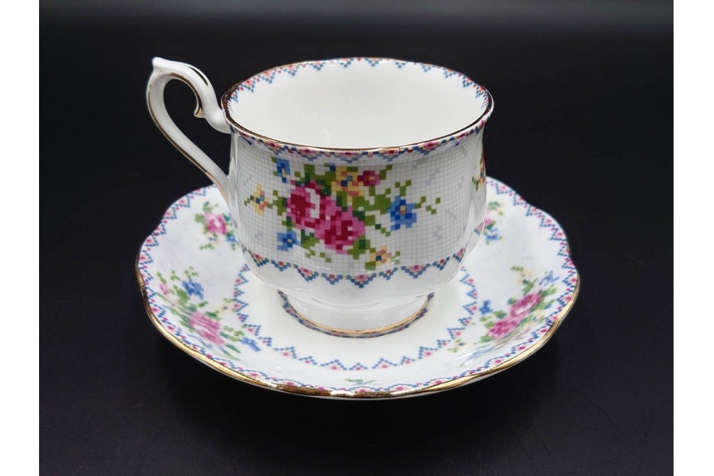 イギリス　ROYAL ALBERT(ロイヤルアルバート)　プチポワン　刺繍図案のような小花模様が可愛らしいカップ&ソーサー6客セット　(R-085311)