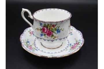 イギリス　ROYAL ALBERT(ロイヤルアルバート)　プチポワン　刺繍図案のような小花模様が可愛らしいカップ&ソーサー6客セット　(R-085311)