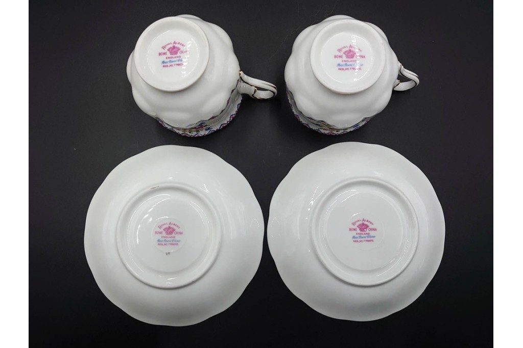 イギリス　ROYAL ALBERT(ロイヤルアルバート)　プチポワン　刺繍図案のような小花模様が可愛らしいカップ&ソーサー6客セット　(R-085311)