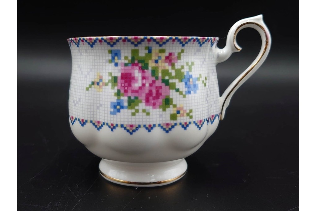 イギリス　ROYAL ALBERT(ロイヤルアルバート)　プチポワン　刺繍図案のような小花模様が可愛らしいカップ&ソーサー6客セット　(R-085311)