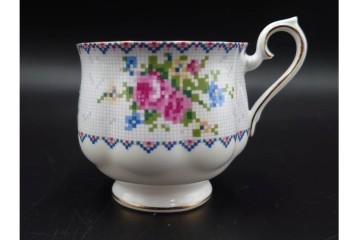 イギリス　ROYAL ALBERT(ロイヤルアルバート)　プチポワン　刺繍図案のような小花模様が可愛らしいカップ&ソーサー6客セット　(R-085311)