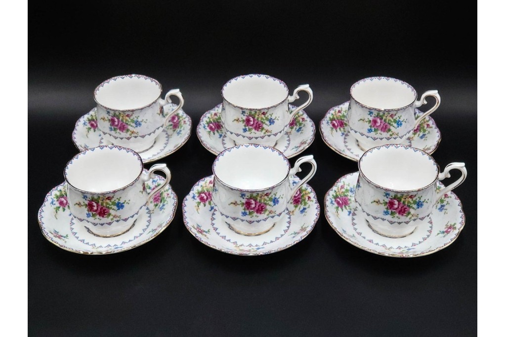 イギリス　ROYAL ALBERT(ロイヤルアルバート)　プチポワン　刺繍図案のような小花模様が可愛らしいカップ&ソーサー6客セット　(R-085311)